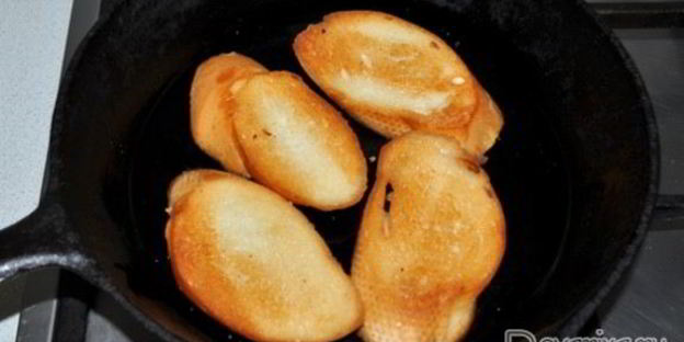 гренки с хамсой и помидорами