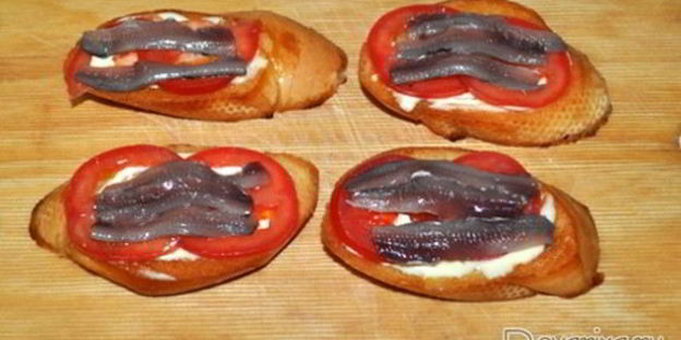 гренки с хамсой и помидорами