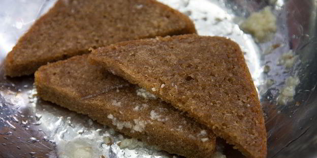 гренки с килькой