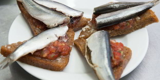 гренки с килькой