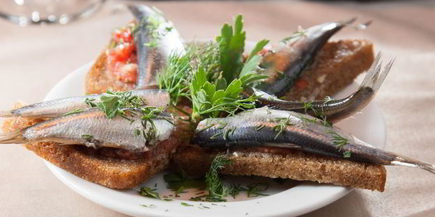 гренки с килькой