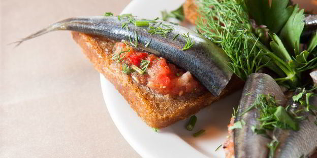 гренки с килькой