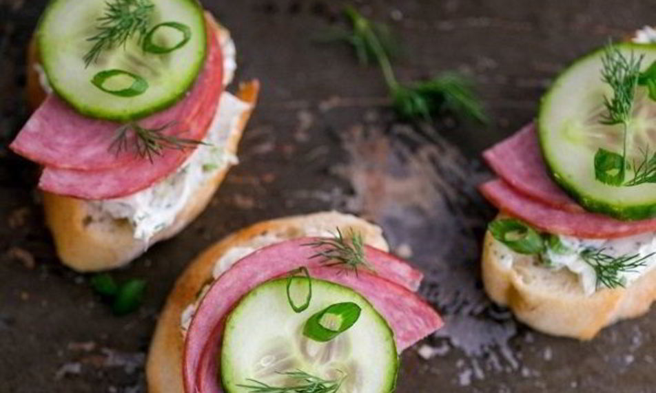 Рецепт гренков с колбасой