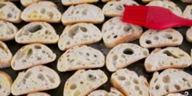 гренки с колбасой