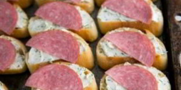 гренки с колбасой