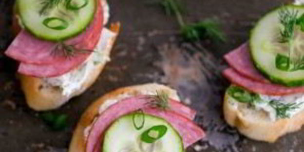 гренки с колбасой