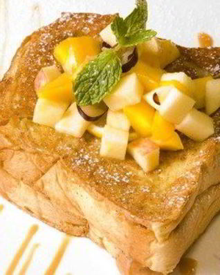 Гренки с корицей и грушевым соусом