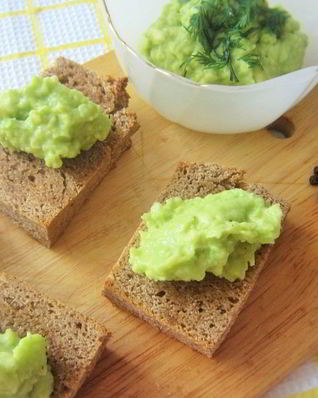 Гренки с паштетом из авокадо