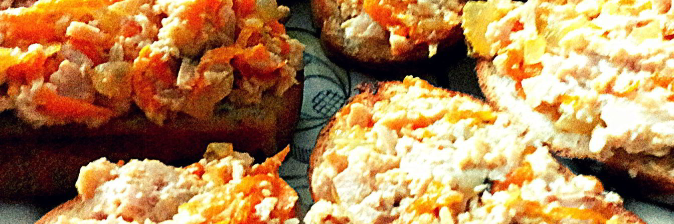 Гренки с печенью трески, морковью и луком