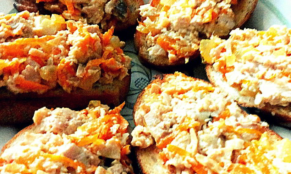 Рецепт гренков с печенью трески, морковью и луком