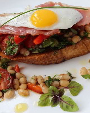 Гренки с салатом Завтрак чемпиона