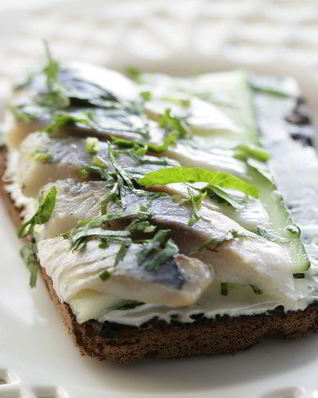 Гренки с селедочным маслом