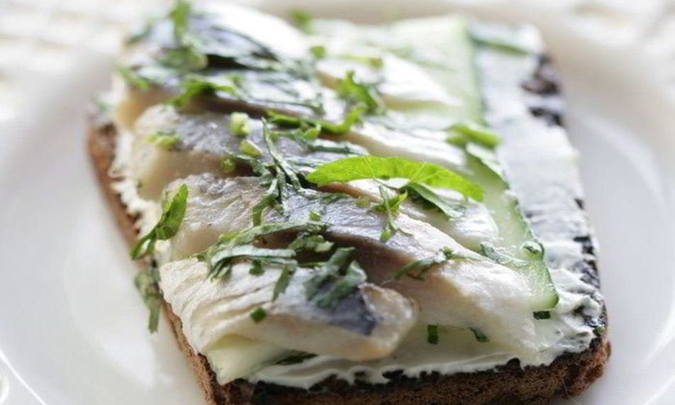 Рецепт гренков с селедочным маслом