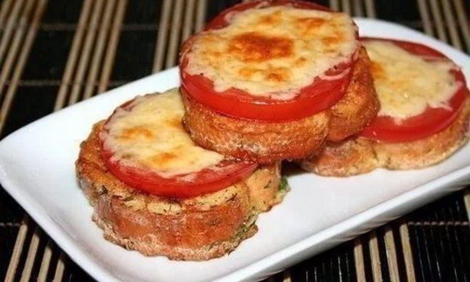 Рецепт гренков с сыром и помидорами к завтраку