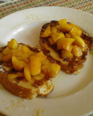 Гренки с тушеными яблоками