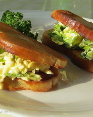 Гренки с яичным салатом