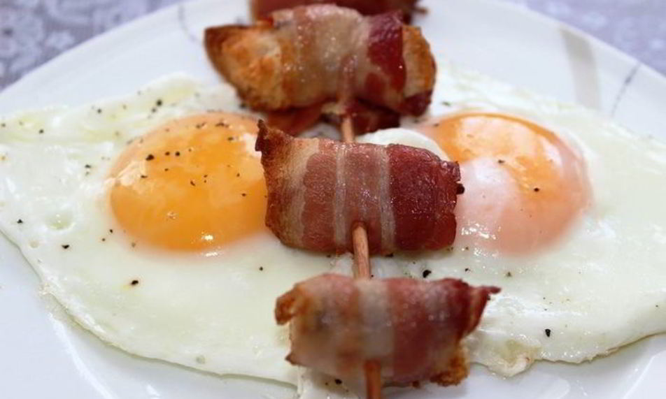 Рецепт хрустящих гренков в ароматном беконе с глазуньей