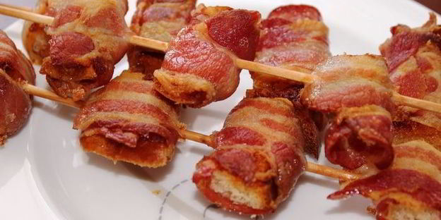 хрустящие гренки в ароматном беконе с глазуньей