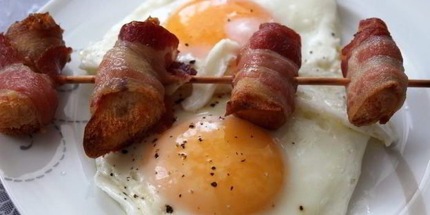 хрустящие гренки в ароматном беконе с глазуньей