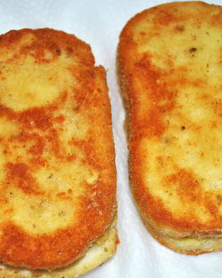 Хрустящие жареный гренки с курицей и сыром