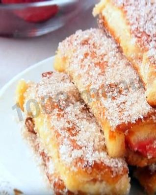 Сладкие гренки-рулетики по-французски с клубникой
