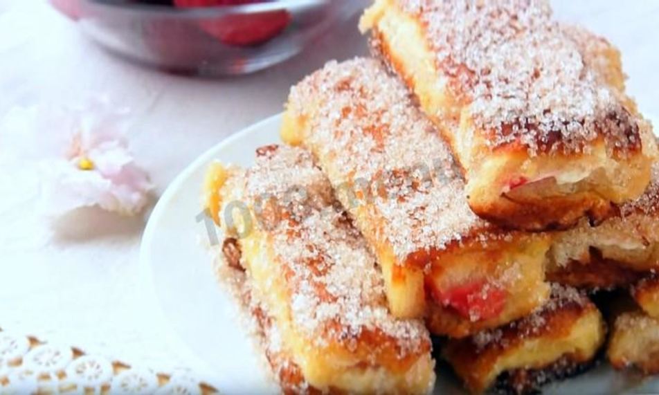 Рецепт сладких гренков-рулетиков по-французски с клубникой