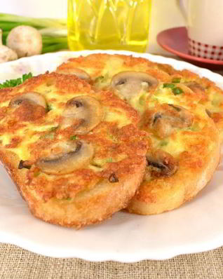 Сырные гренки с припеком из шампиньонов