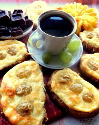 Запеченные гренки с творогом и виноградом