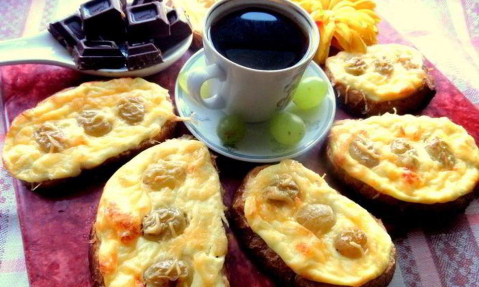 Рецепт запеченных гренков с творогом и виноградом