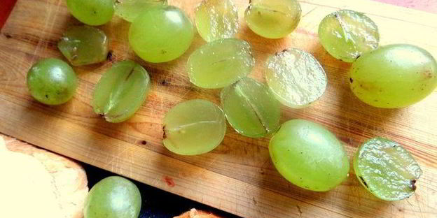 запеченные гренки с творогом и виноградом