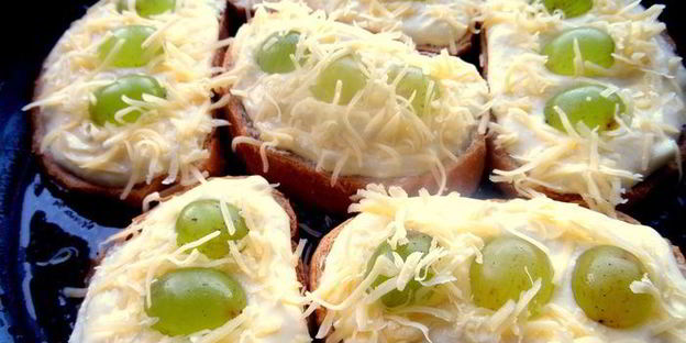 запеченные гренки с творогом и виноградом