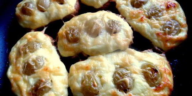 запеченные гренки с творогом и виноградом