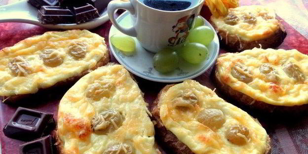 запеченные гренки с творогом и виноградом