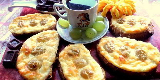 запеченные гренки с творогом и виноградом