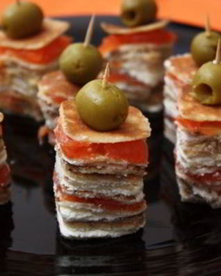 Канапе из блинов на шпажках