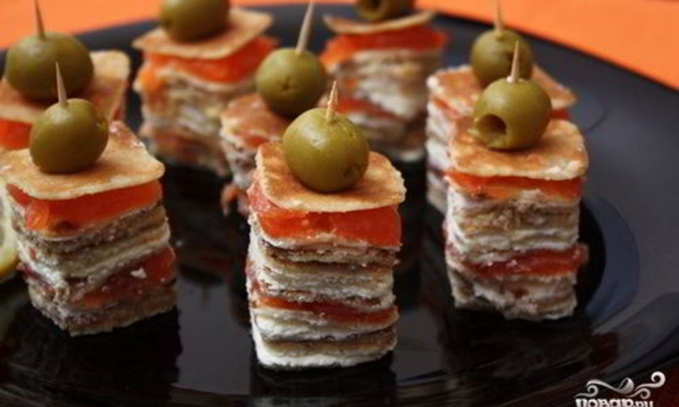Рецепт канапе из блинов на шпажках