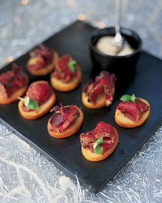 Канапе из говядины с хреном