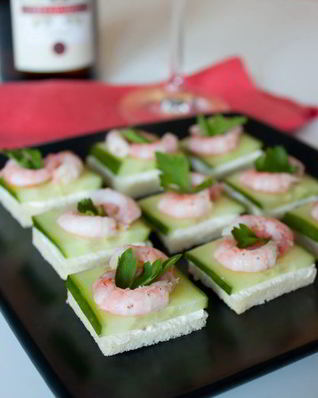 Канапе из креветок и огурца на тостах