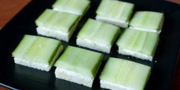 канапе из креветок и огурца на тостах