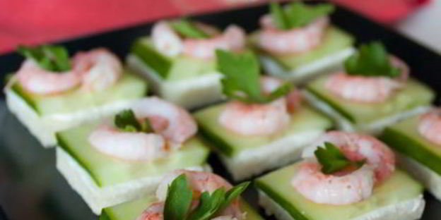 канапе из креветок и огурца на тостах