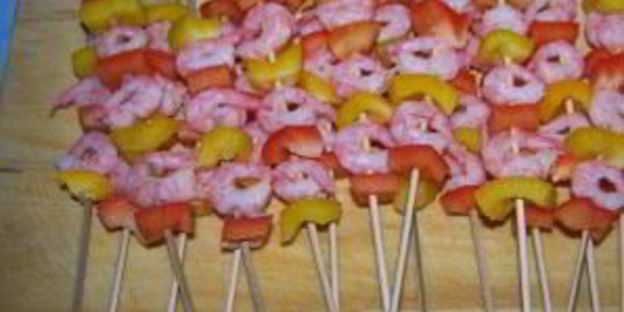 канапе из креветок на шпажках