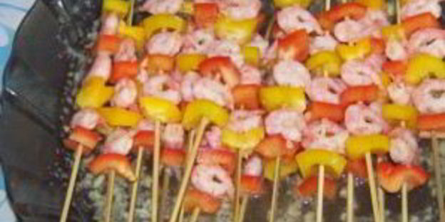 канапе из креветок на шпажках