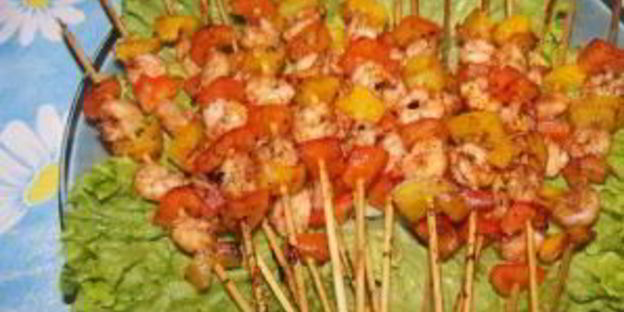 канапе из креветок на шпажках