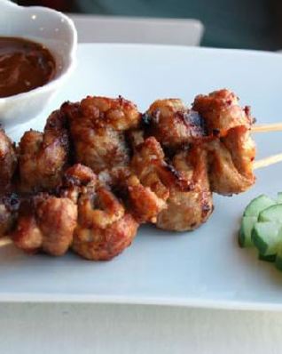 Канапе из свинины с соусом из арахиса