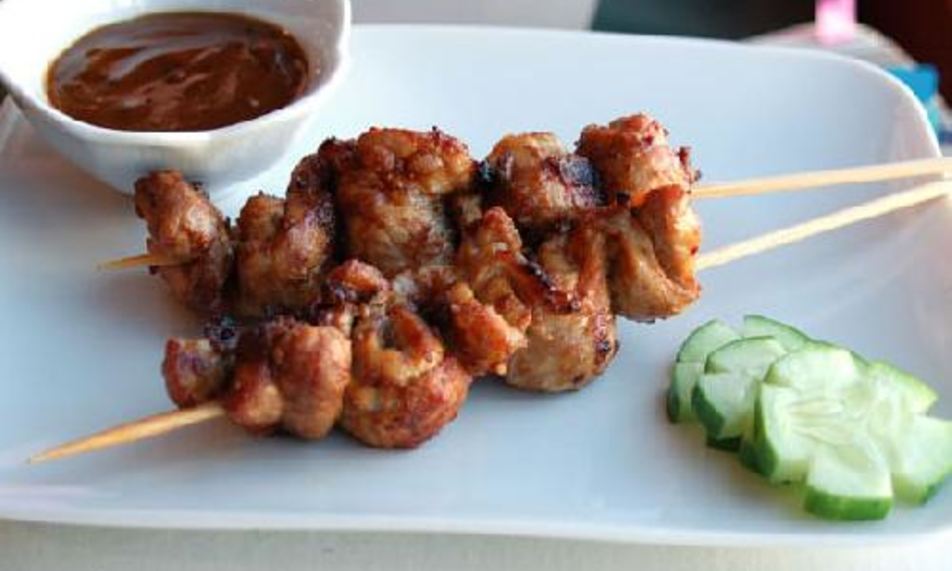 Рецепт канапе из свинины с соусом из арахиса