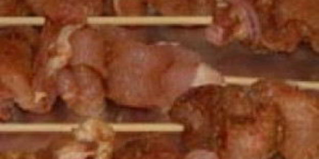 канапе из свинины с соусом из арахиса