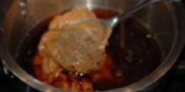 канапе из свинины с соусом из арахиса