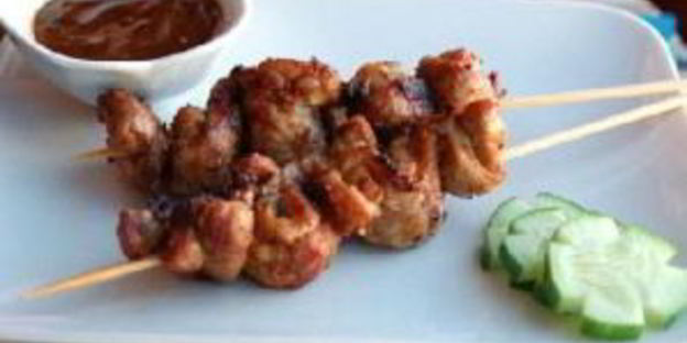 канапе из свинины с соусом из арахиса