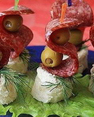 Канапе на шпажках с салями