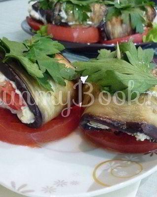 Канапе-рулетики из баклажанов с сыром и помидорами